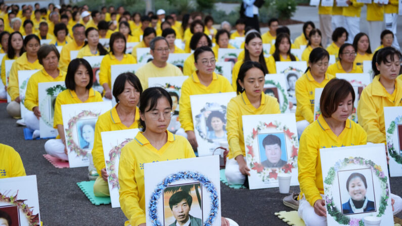 Veillée aux chandelles devant le consulat de Chine pour marquer les 23 ans de persécution du Falun Gong par le Parti communiste chinois à Los Angeles, le 18 juillet 2022. (Debora Cheng/Epoch Times)