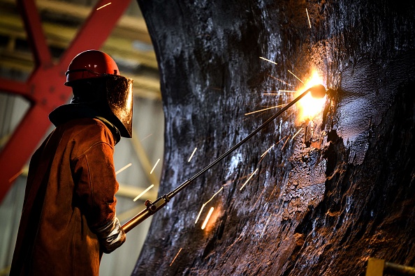 Un employé en plein travail à la forge de Framatome, au Creusot, dans le centre de la France, le 3 mars 2023. (JEFF PACHOUD/AFP via Getty Images.)