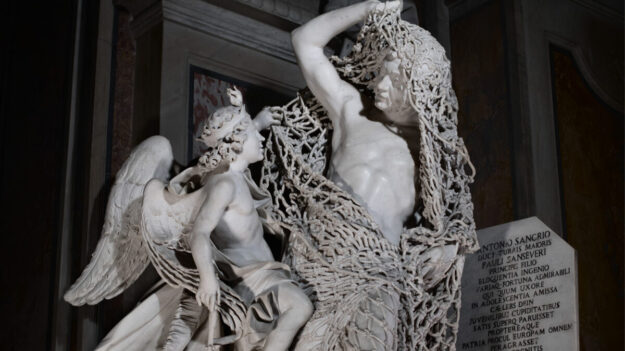 Une statue du XVIIIe siècle est ornée d’un filet délicat taillé dans un seul bloc de marbre