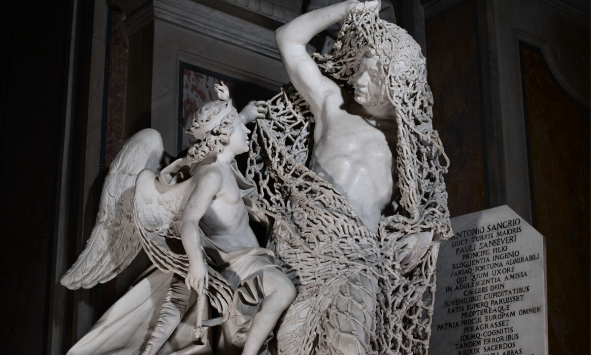 Une statue du XVIIIe siècle est ornée d'un filet délicat taillé dans un seul bloc de marbre