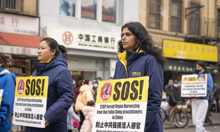 Les pratiquants du Falun Gong participent à un défilé à Brooklyn, New York, pour dénoncer la persécution de leur foi par le régime chinois, le 26 février 2023 (Chung I Ho/The Epoch Times).