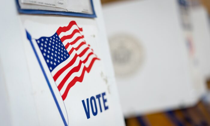 Des électeurs déposent leurs bulletins de vote pour les élections de mi-mandat à New York City le 8 novembre 2022. (Samira Bouaou/Epoch Times)