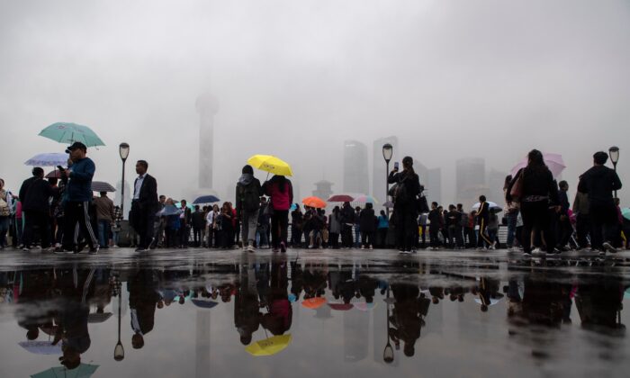 Des touristes regardent l'horizon de Shanghai depuis le district financier de Lujiazui à Pudong, en Chine, le 22 octobre 2018. (Johannes Eisele/AFP via Getty Images)