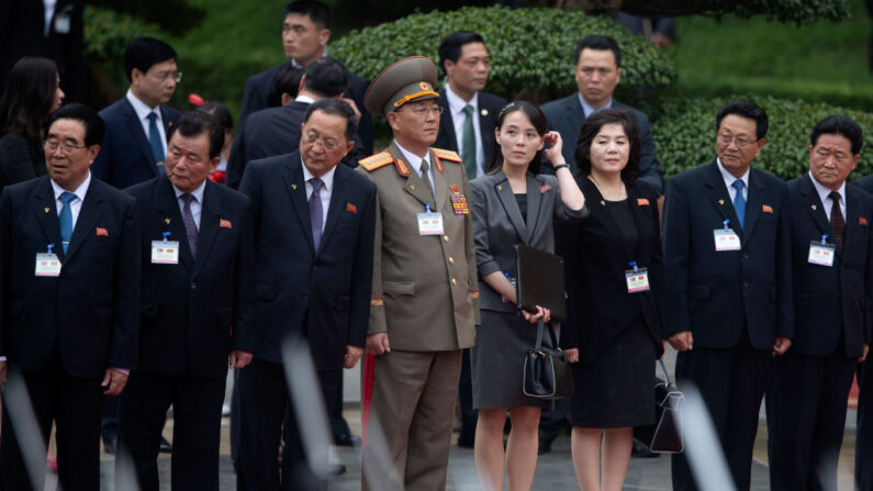 Kim Yo Jong, sœur du dirigeant nord-coréen Kim Jong Un et des officiels nord-coréens lors d'une cérémonie. (Photo par Tuan Mark/Getty Images)