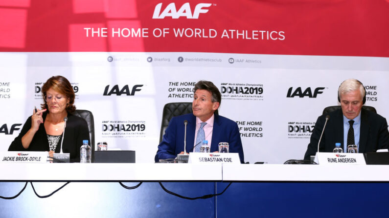 Le président de l'Association internationale des fédérations d'athlétisme Sebastian Coe (au c.), photo de 2019. (Photo STRINGER/AFP via Getty Images)