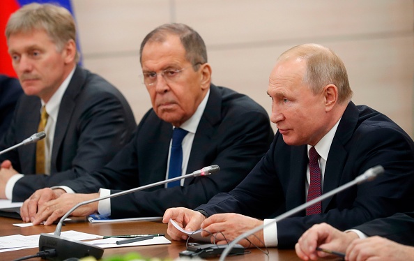 De droite à gauche : le président russe Vladimir Poutine, accompagné du ministre des Affaires étrangères Sergueï Lavrov et du porte-parole du Kremlin Dmitri Peskov. (Photo : SERGEI CHIRIKOV/POOL/AFP via Getty Images)