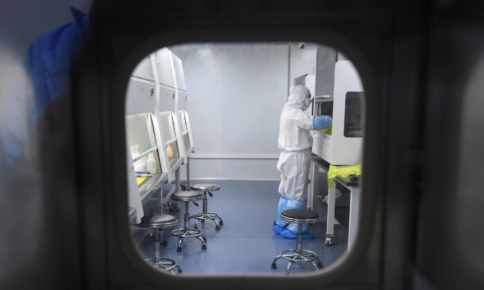 Un technicien de laboratoire dépiste des prélèvements humains pour le nouveau coronavirus, à Wuhan dans la province centrale de Hubei en Chine, le 6 février 2020. (STR/AFP via Getty Images)