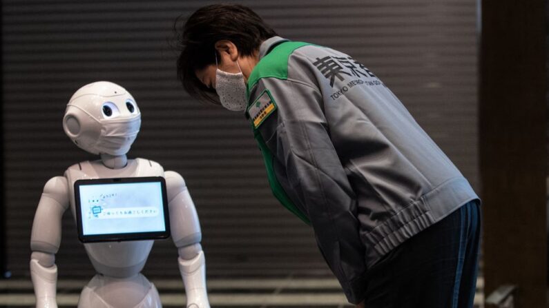 Le robot d’accueil «Pepper» dans un centre d’hébergement médical Covid-19 à Tokyo, le 1er mai 2020 (Photo : PHILIP FONG/AFP via Getty Images)