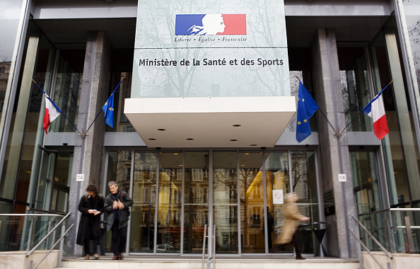 La façade du Ministère des Solidarités et de la Santé, avenue Duquesne, dans le 7ème arrondissement de Paris. (LOIC VENANCE/AFP via Getty Images)