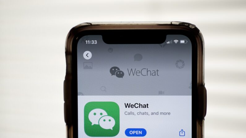 Epoch Times Photo. L'application WeChat est affichée dans l'App Store sur un iPhone d'Apple à Washington le 7 août 2020. (Drew Angerer/Getty Images)
