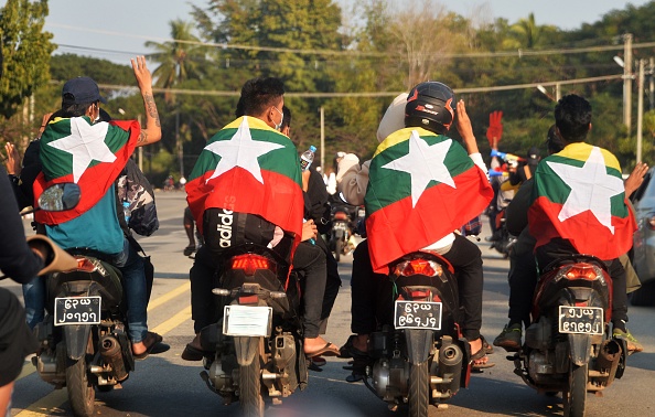 Des manifestants sur leurs scooters à Naypyidaw en février 2021. (STR/AFP via Getty Images)