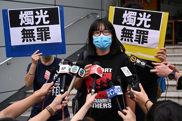 L'activiste politique et avocat Chow Hang-tung s'adresse aux médias après avoir quitté le poste de police de Tsuen Wan, un jour après avoir été arrêtée à Hong Kong le 5 juin 2021. (PETER PARKS/AFP via Getty Images)