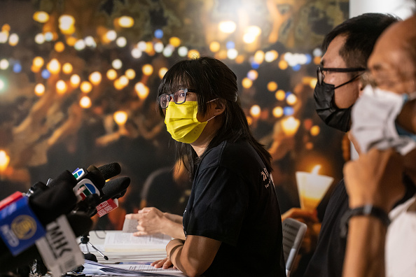 Chow Hang-tung, vice-présidente de l'Alliance Hong Kong dissoute en 2021, lors d'une conférence de presse le 5 septembre 2021 à Hong Kong. (Photo by Anthony Kwan/Getty Images)