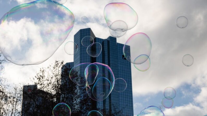 Des bulles de savon sont photographiées devant le siège de la Deutsche Bank à Francfort-sur-le-Main, dans l'ouest de l'Allemagne, le 5 février 2022. (Photo de YANN SCHREIBER/AFP via Getty Images)