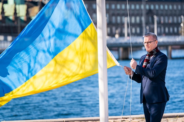 Flemming Moeller Mortensen, ministre danois de l'Aide au développement, hisse le drapeau ukrainien devant le ministère des Affaires étrangères à Copenhague, Danemark, en mars 2022. (IDA MARIE ODGAARD/Ritzau Scanpix/AFP via Getty Images)