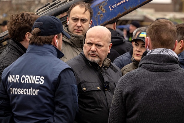 Le procureur de la Cour pénale internationale (CPI), Karim Khan, visite un charnier à Bucha, dans la banlieue de Kiev, en avril 2022, dans le contexte de l'invasion militaire russe lancée en Ukraine. (FADEL SENNA/AFP via Getty Images)