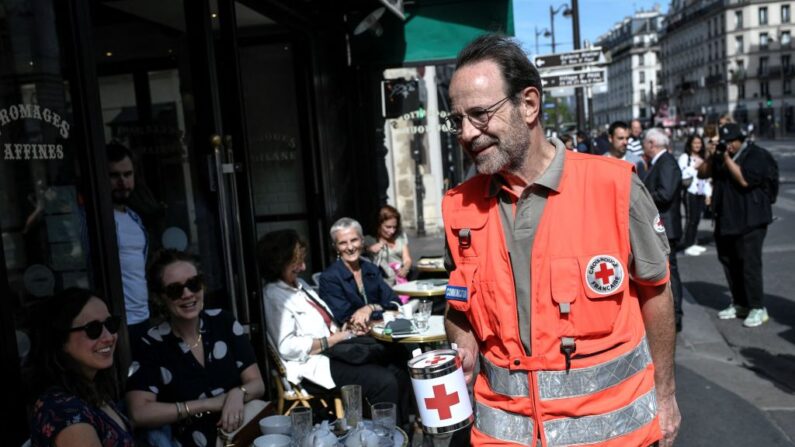 L'écrivain Marc Levy, ambassadeur de la Croix-Rouge, le 14 mai 2022. (Photo by STEPHANE DE SAKUTIN/AFP via Getty Images)