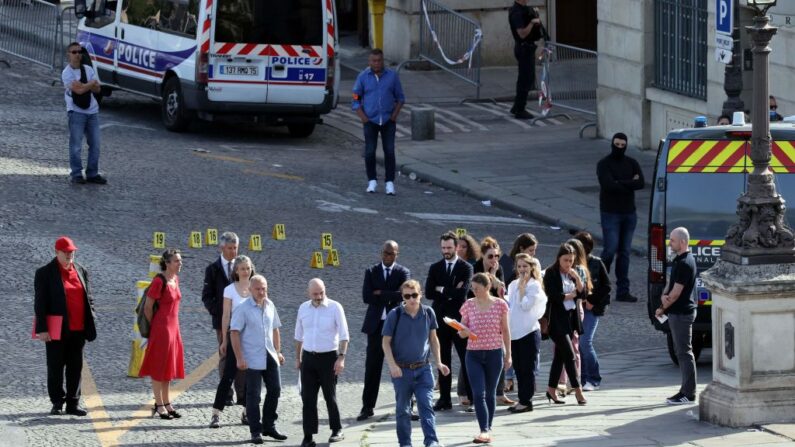 Des magistrats, des avocats et des enquêteurs de police, assistaient à la reconstitution de la scène de crime où deux hommes dans une voiture ont été abattus lors d'un contrôle routier le 24 avril au Pont-Neuf à Paris, le 17 juin 2022. (THOMAS COEX/AFP via Getty Images)