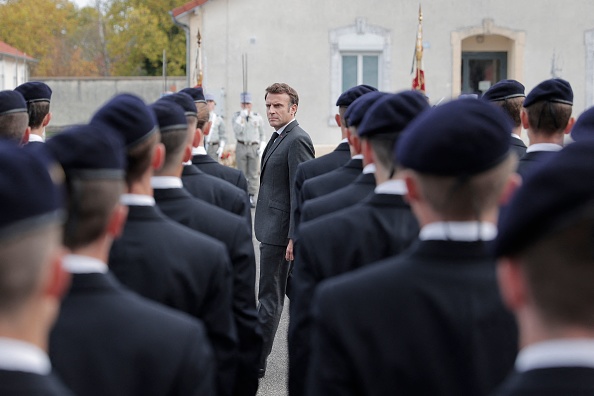 Le président Emmanuel Macron passe en revue des troupes dans une école militaire en octobre 2022 à Bourges. (LEWIS JOLY/POOL/AFP via Getty Images)