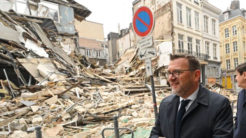 Le ministre délégué à la Ville et au Logement Olivier Klein visite, le 14 novembre 2022, le lieu où les deux immeubles se sont effondrés dans le centre de Lille le 12 novembre. (Photo FRANCOIS LO PRESTI/AFP via Getty Images)