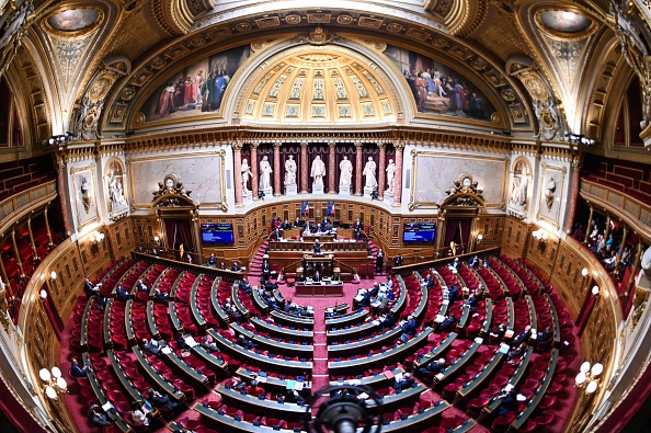 Le Sénat à majorité de droite a adopté la réforme des retraites samedi, mais six sénateurs LR ont voté contre tandis que 18 se sont abstenus. (BERTRAND GUAY/AFP via Getty Images)