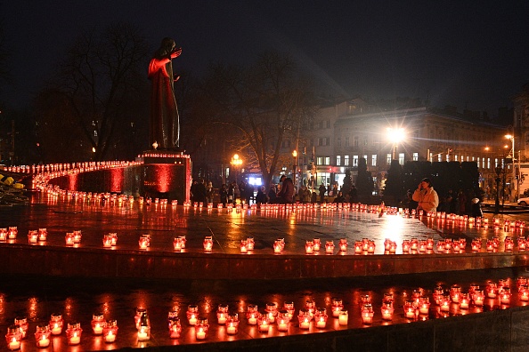 Des habitants allument des bougies pour commémorer les victimes de l'Holodomor (mort par famine) de 1932-1933, à Lviv, le 26 novembre 2022, dans le contexte de l'invasion de l'Ukraine par la Russie. (YURIY DYACHYSHYN/AFP via Getty Images)