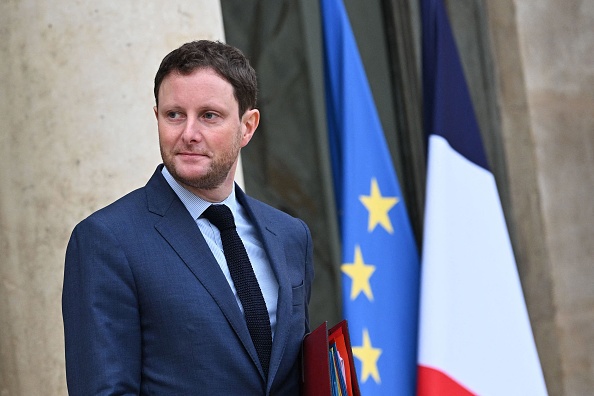 Le ministre délégué aux Transports Clément Beaune a également annoncé un Passe rail « d’ici l'été prochain » « autour de 49 euros par mois ». (EMMANUEL DUNAND/AFP via Getty Images)