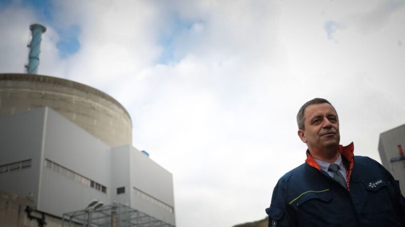Le PDG d'EDF, Luc Remont, devant la centrale nucléaire de Penly à Petit-Caux, sur la côte de la Manche. (Photo LOU BENOIST/AFP via Getty Images)