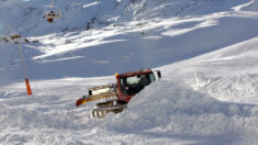 Savoie: une dameuse fait plusieurs tonneaux à cause d’une avalanche, le conducteur blessé
