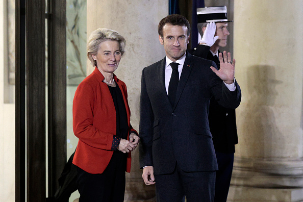 Emmanuel Macron  se rendra en "visite d'État" en Chine avec Ursula von der Leyen du 5 au 8 avril. (GEOFFROY VAN DER HASSELT/AFP via Getty Images)