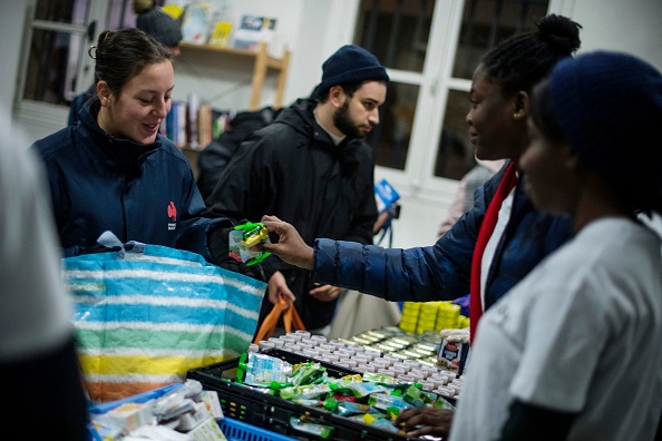Distribution d'une aide alimentaire aux étudiants à Paris, en décembre 2022. (JULIEN DE ROSA/AFP via Getty Images)