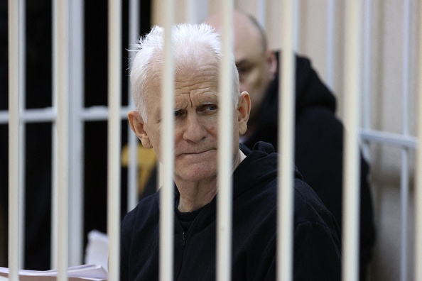 Le lauréat du prix Nobel Ales Bialiatski est vu dans la cage des accusés dans la salle d'audience au début de l'audience à Minsk, le 5 janvier 2023. (VITALY PIVOVARCHIK/BELTA/AFP via Getty Images)
