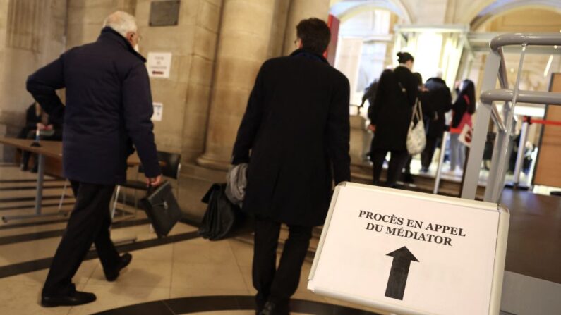 Procès en appel des laboratoires Servier dans l'affaire du Mediator, à la Cour d'appel de Paris. (Photo de THOMAS SAMSON/AFP via Getty Images)