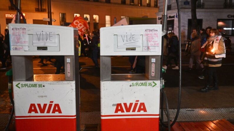 Pénurie de carburant dans une station essence en France, le 26 janvier 2023. (Photo by EMMANUEL DUNAND/AFP via Getty Images)