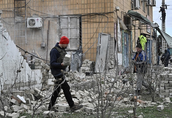 "Les terroristes russes bombardent à nouveau Kherson." (GENYA SAVILOV/AFP via Getty Images)