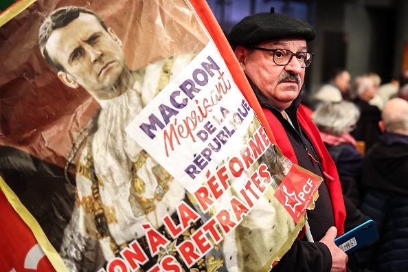« Emmanuel Macron, méprisant de la République », peut-on lire sur la pancarte de ce militant du Parti communiste français qui manifestait contre la réforme des retraites à Toulouse, le 7 février 2023. (CHARLY TRIBALLEAU/AFP via Getty Images)