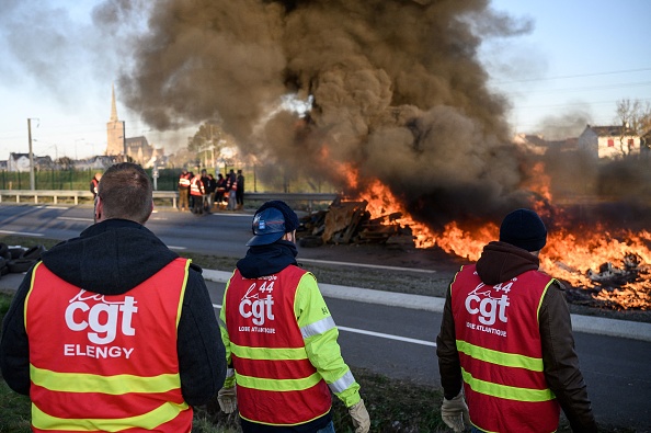 Des syndicalistes bloquent une route devant la raffinerie Total Energies lors d'une action appelée par la Confédération générale du travail (CGT) à Donges (44), le 8 février 2023. (LOIC VENANCE/AFP via Getty Images)