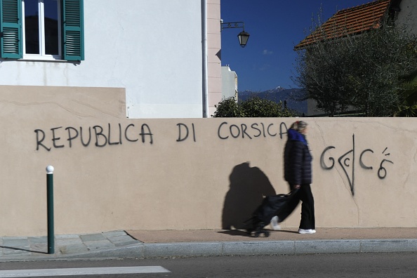 Un graffiti portant l'acronyme GCC inscrit sur le mur d'une propriété, à Ajaccio, à Corse. (PASCAL POCHARD-CASABIANCA/AFP via Getty Images)