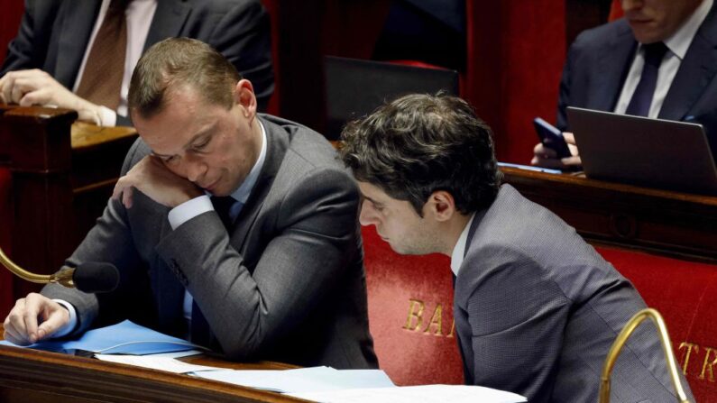 Le ministre français du Travail, Olivier Dussopt (G), et le ministre délégué aux Comptes publics, Gabriel Attal (D). (Photo par LUDOVIC MARIN/AFP via Getty Images)