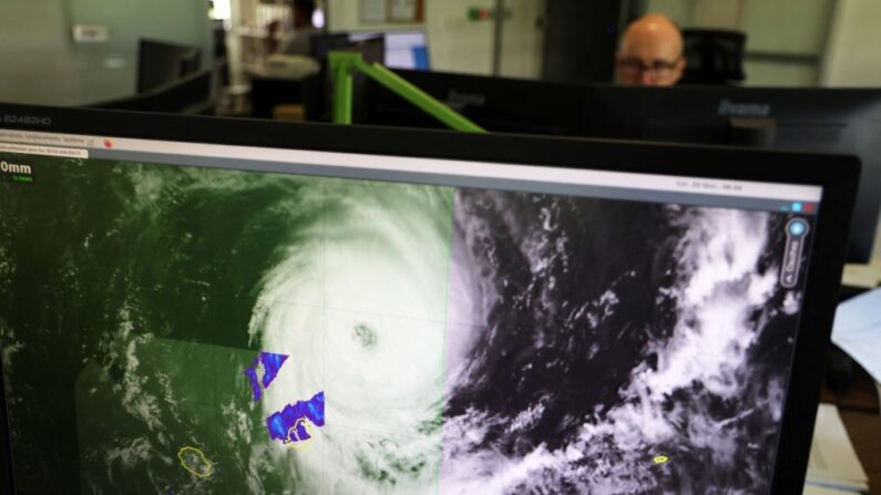 Des prévisionnistes surveillent le retour du cyclone Freddy. (Photo RICHARD BOUHET/AFP via Getty Images)
