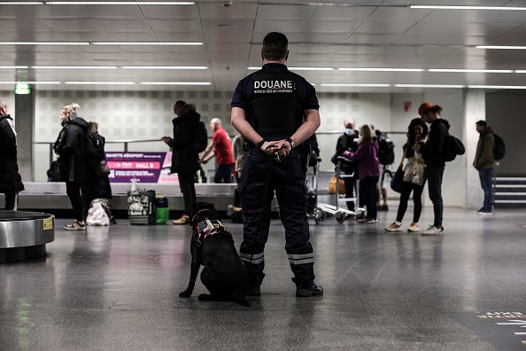 Un douanier attend avec son chien de recherche dans le hall des arrivées de l'aéroport de Bordeaux Mérignac
 (Photo THIBAUD MORITZ/AFP via Getty Images)