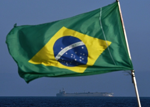 Un drapeau brésilien flotte tandis que le navire de guerre iranien IRIS Makran navigue sur la côte de Rio de Janeiro, au Brésil, le 27 février 2023. (Photo de CARL DE SOUZA/AFP via Getty Images)