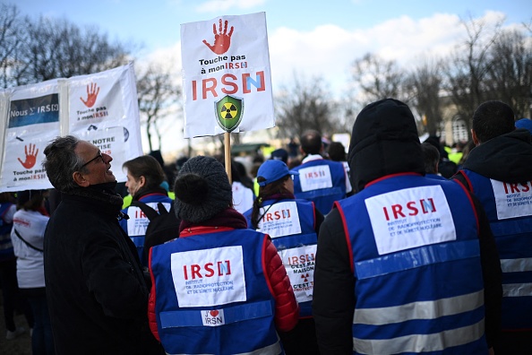 Manifestation des employés de l’IRSN, à Paris le 28 février 2023. (CHRISTOPHE ARCHAMBAULT/AFP via Getty Images)