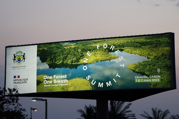 Un panneau publicitaire annonçant le One Forest Summit à Libreville, le 28 février 2023. (LUDOVIC MARIN/AFP via Getty Images)