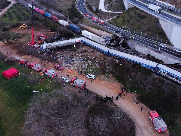 Trente-deux personnes sont mortes et 85 ont été blessées le 29 février en Grèce dans une collision entre un convoi de marchandises et un train de passagers effectuant le trajet entre Athènes et Thessalonique. (STRINGER/SOOC/AFP via Getty Images)
