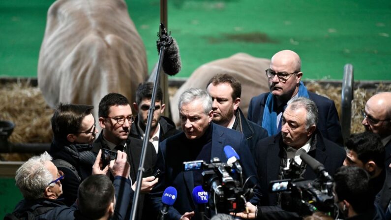 Le ministre français de l'Economie et des Finances Bruno Le Maire (C) s'adresse à la presse lors d'une visite de au 59e salon de l'agriculture à Paris le 2 mars 2023. (Photo par STEPHANE DE SAKUTIN/AFP via Getty Images)