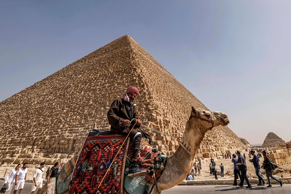 Un couloir caché de 9 mètres de long a été repéré près de l'entrée principale de la pyramide de Khéops, en Égypte. (KHALED DESOUKI/AFP via Getty Images)