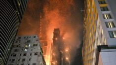 Spectaculaire incendie d’un gratte-ciel en construction à Hong Kong