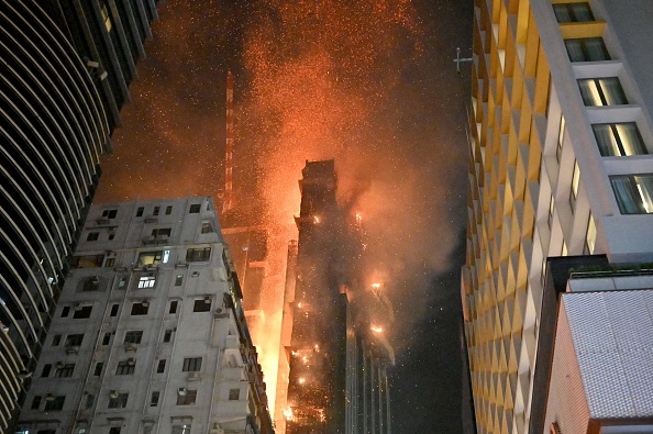 Un incendie se déclare dans un immeuble de bureaux à Tsim Sha Tsui, à Hong Kong, le 3 mars 2023. (PETER PARKS/AFP via Getty Images)