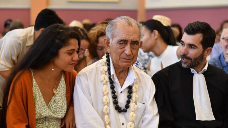 L'ancien président de la Polynésie française Oscar Temaru (C), sa fille Ahuura Temaru (G) et son avocat Thibaud Millet (D), lors de son procès le 2 mars 2023. (Photo de MIKE LEYRAL/AFP via Getty Images)